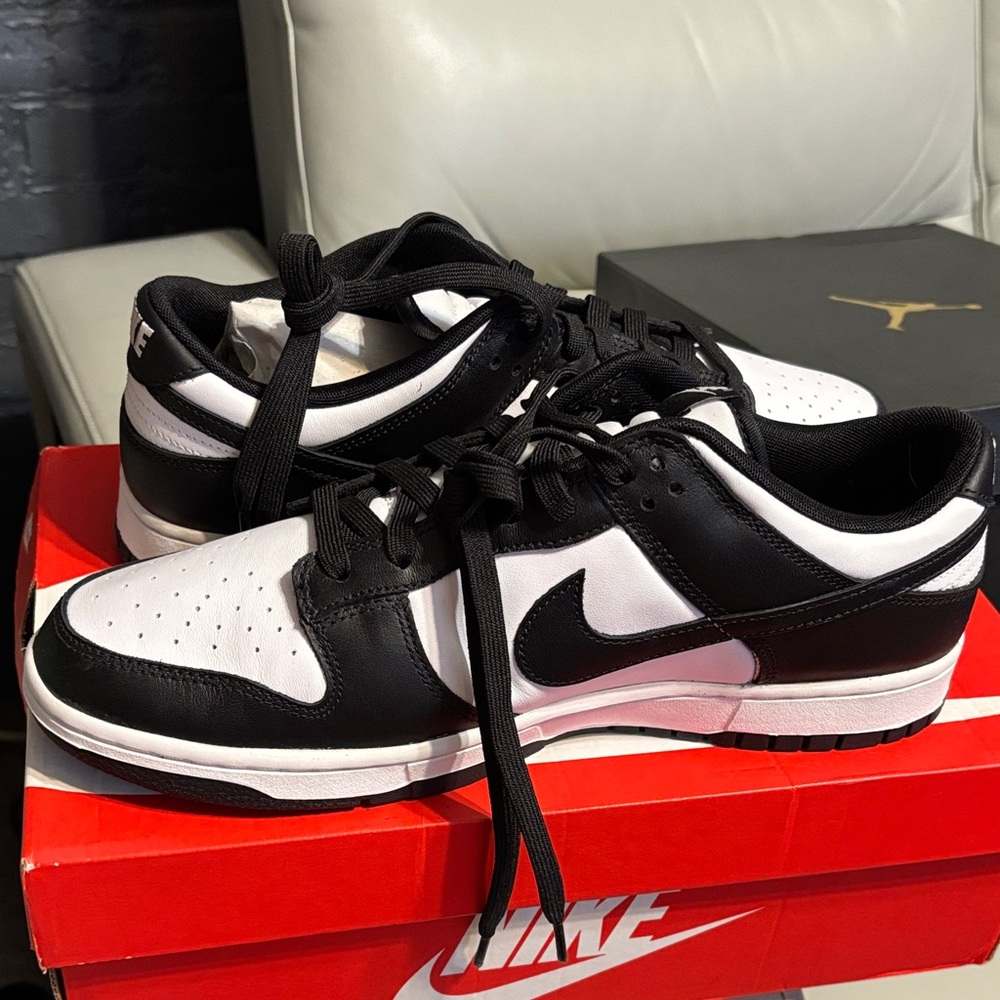 Nike Men's Black and White Low-Top Sneakers
